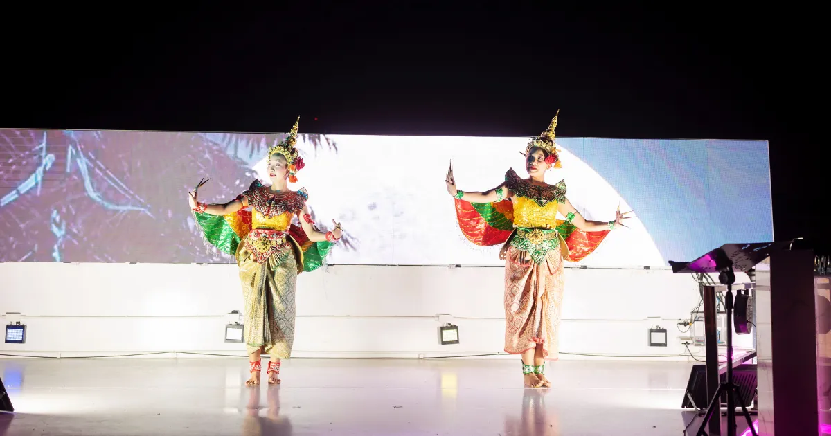 ชมการแสดงรำไทยที่สวยงามบนเรือสำราญ The Luxury White